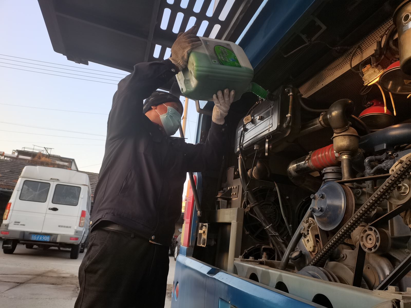 公交集團(tuán)公交事業(yè)一部防冷御寒對(duì)公交車(chē)做好車(chē)輛保養(yǎng)